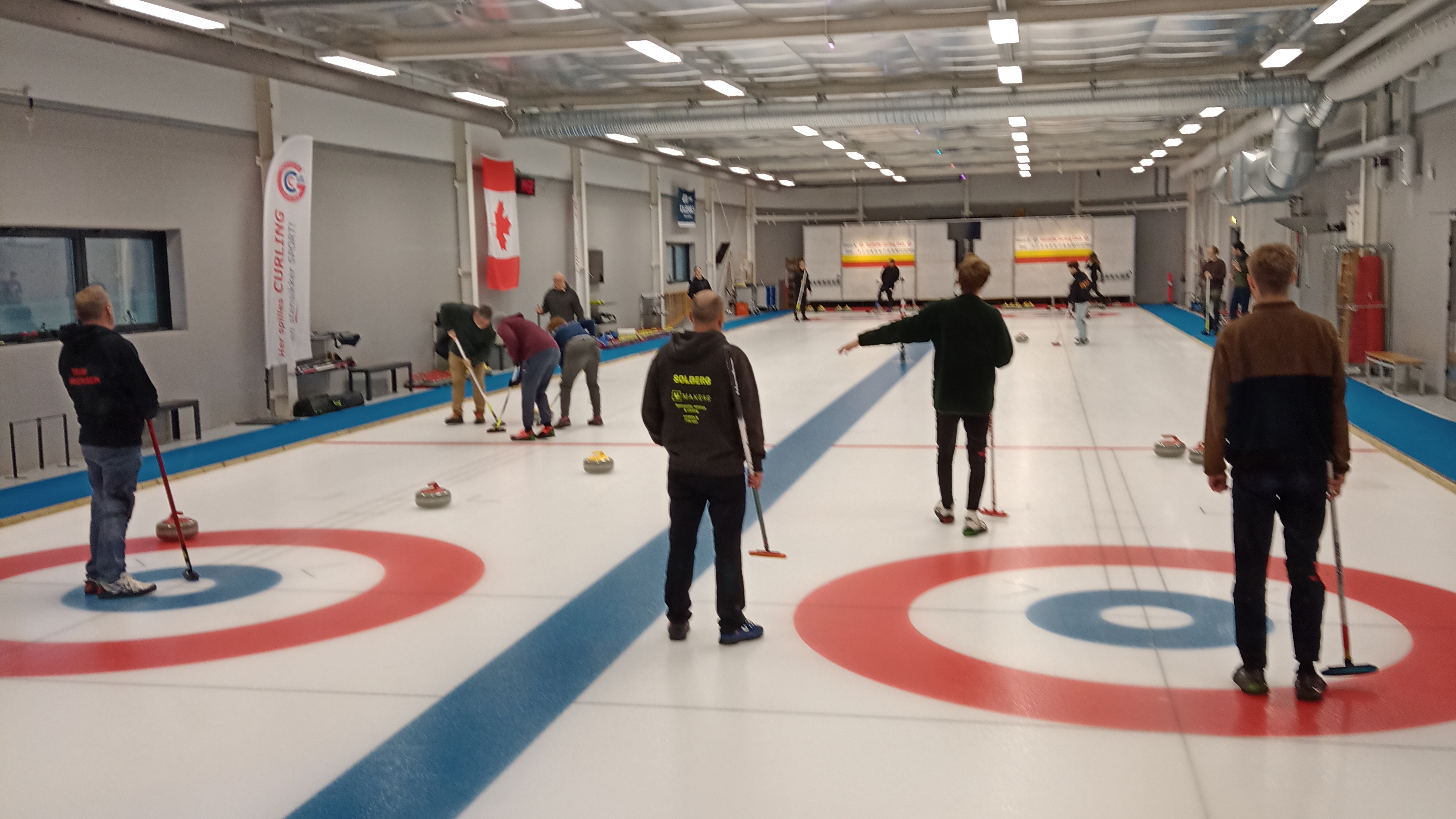8 hold deltager i Curl-&-Fun-turnering