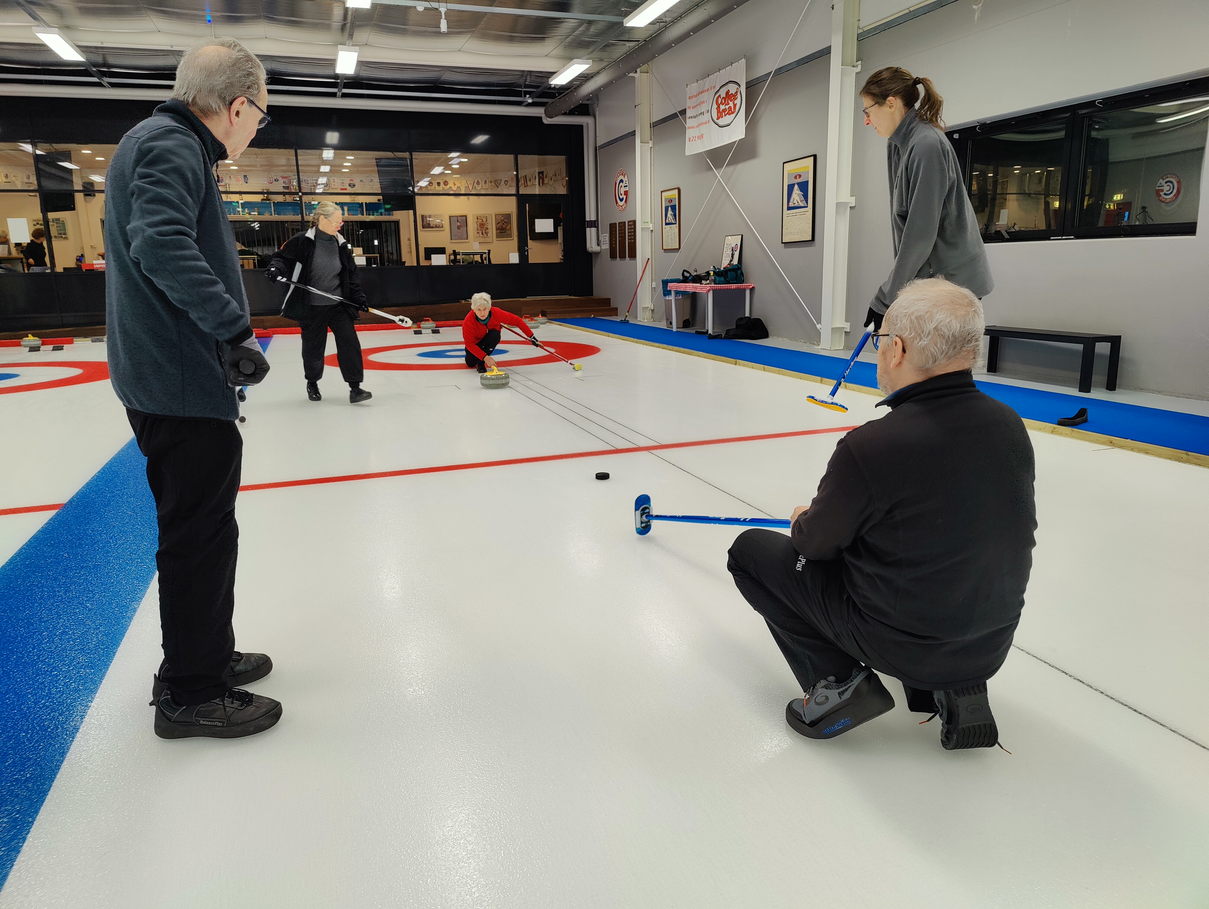 Nytåret fejret med puckcurling, bobler og kransekage