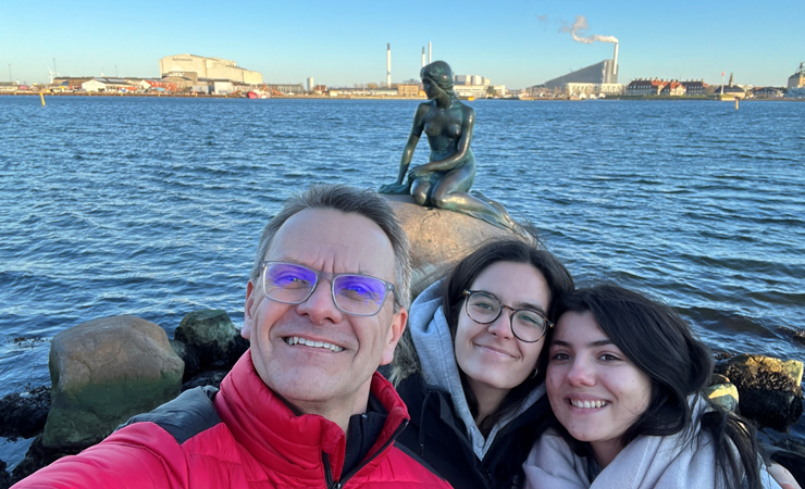 Ana Vasquez, Maria Gomez og Ulrik Schmidt på en smuk vinterdag ved Den lille Havfrue